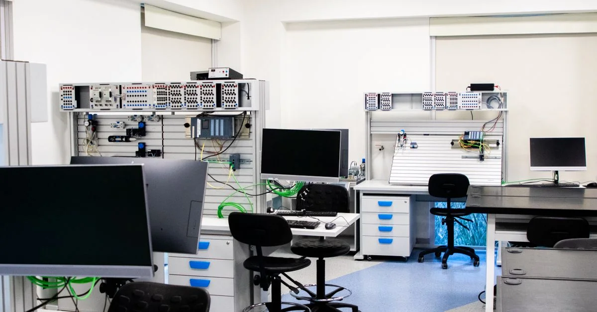 Laboratoire moderne et lumineux avec des ordinateurs et du matériel technique pour la recherche et l'analyse.