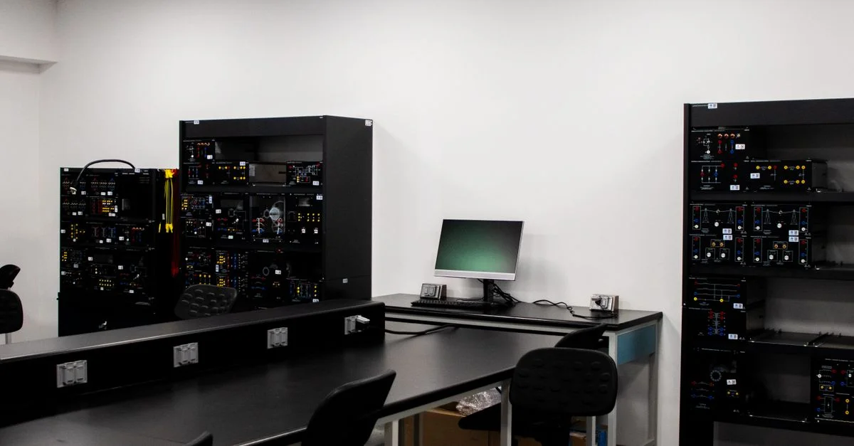 Un laboratoire électronique contemporain avec des postes de travail et du matériel technique.