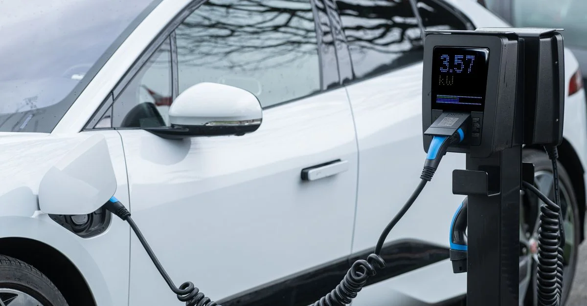 Gros plan sur un véhicule électrique en charge à une borne, illustrant une technologie écoénergétique.