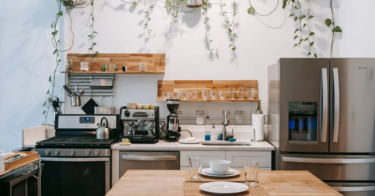 Cuisine moderne et confortable avec des appareils en acier inoxydable et une décoration de plan de travail.