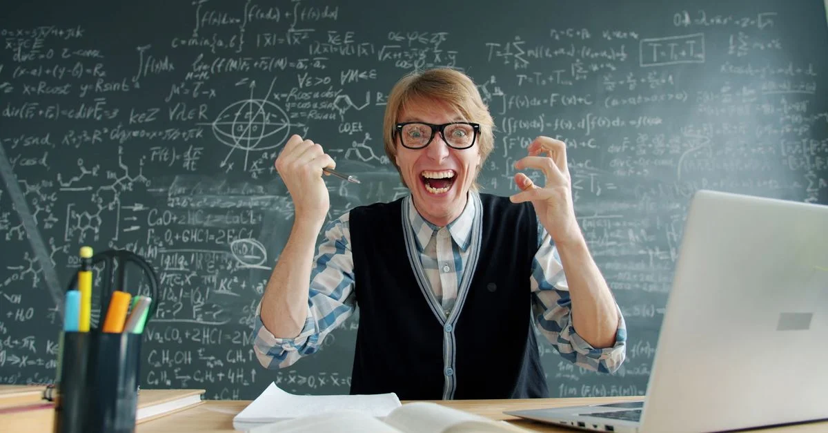 Un professeur enthousiaste devant son tableau noir couvert d'équations, se sentant accompli